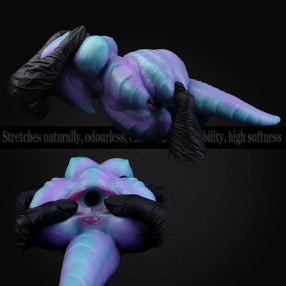 Drachen-Torso-Sexpuppen – Platin-Silikon-Drachenkörper mit Schuppentextur, Stachelschwanz und dunkelrotem Akzent
