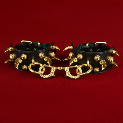 Menottes sexuelles en cuir à pointes dorées – Contraintes extrêmes Bettie Bondage Strap-on BDSM Toys