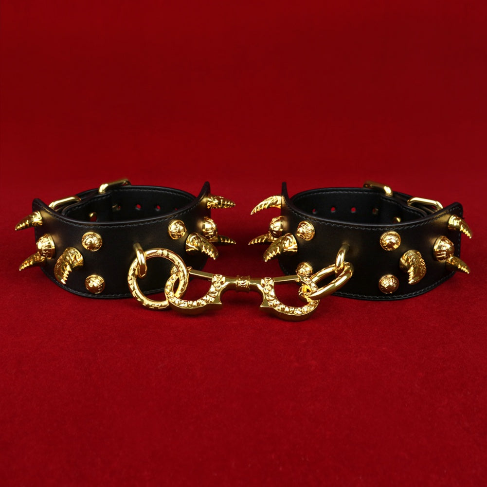 Menottes fantaisie en cuir à pointes - Contraintes extrêmes Bettie Bondage BDSM Toys