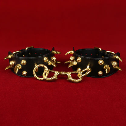 Menottes fantaisie en cuir à pointes - Contraintes extrêmes Bettie Bondage BDSM Toys