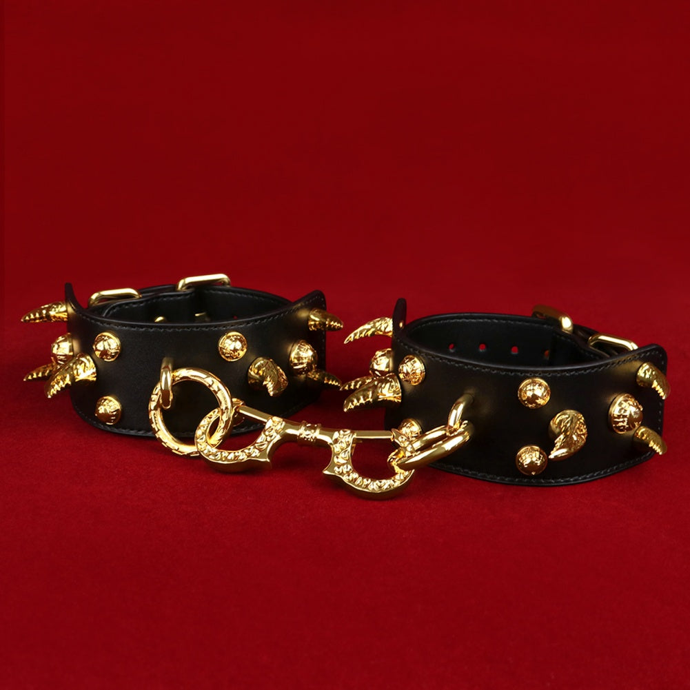 Menottes fantaisie en cuir à pointes - Contraintes extrêmes Bettie Bondage BDSM Toys