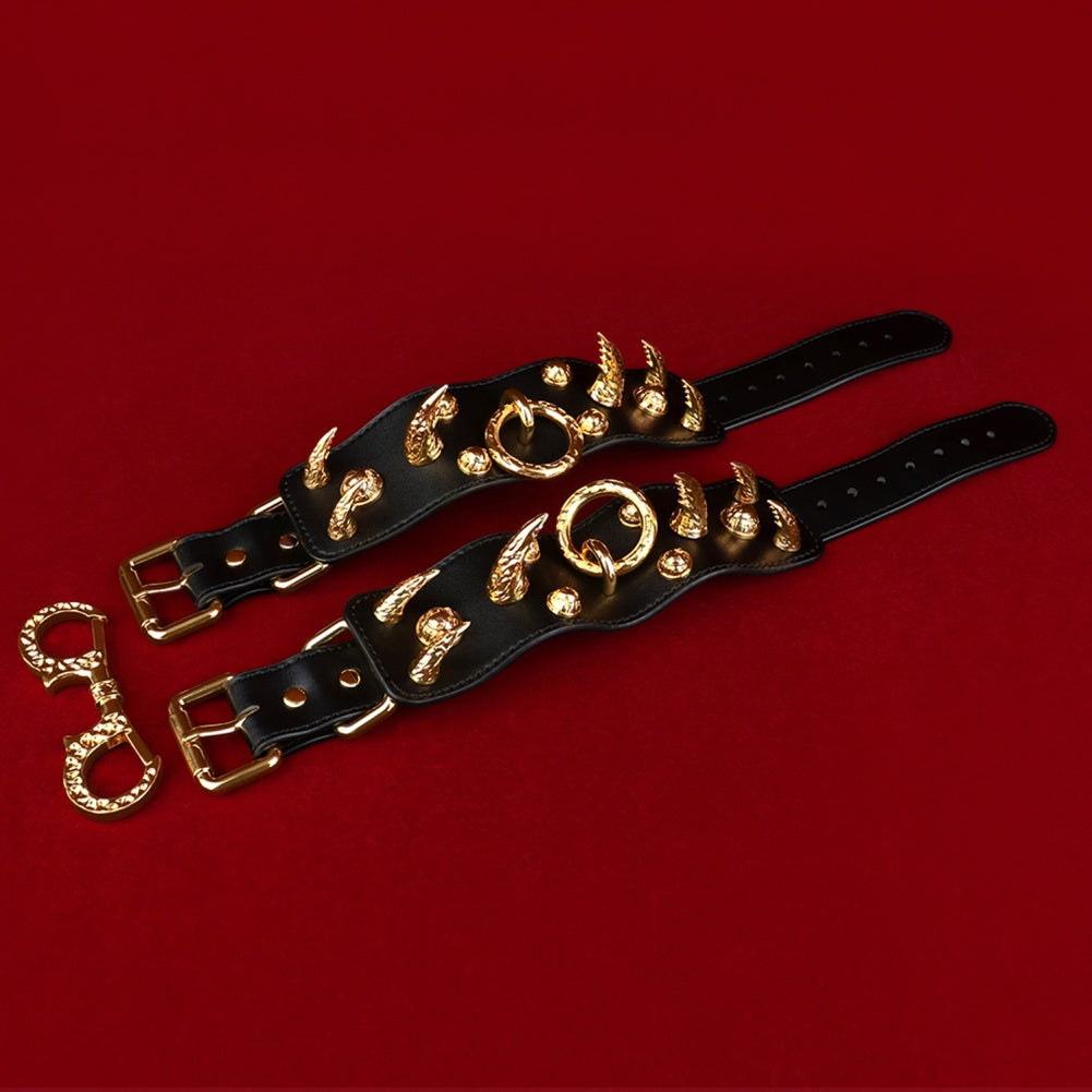 Menottes fantaisie en cuir à pointes - Contraintes extrêmes Bettie Bondage BDSM Toys