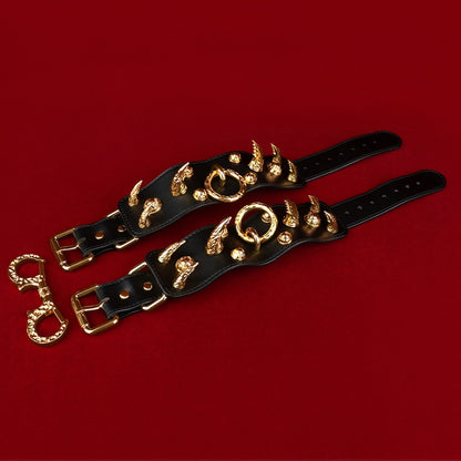 Menottes fantaisie en cuir à pointes - Contraintes extrêmes Bettie Bondage BDSM Toys