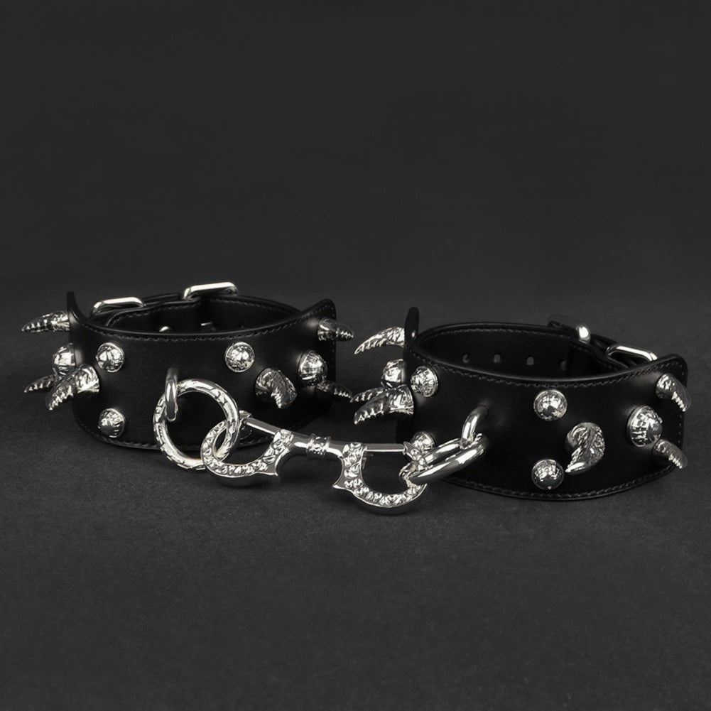 Menottes fantaisie en cuir à pointes - Contraintes extrêmes Bettie Bondage BDSM Toys