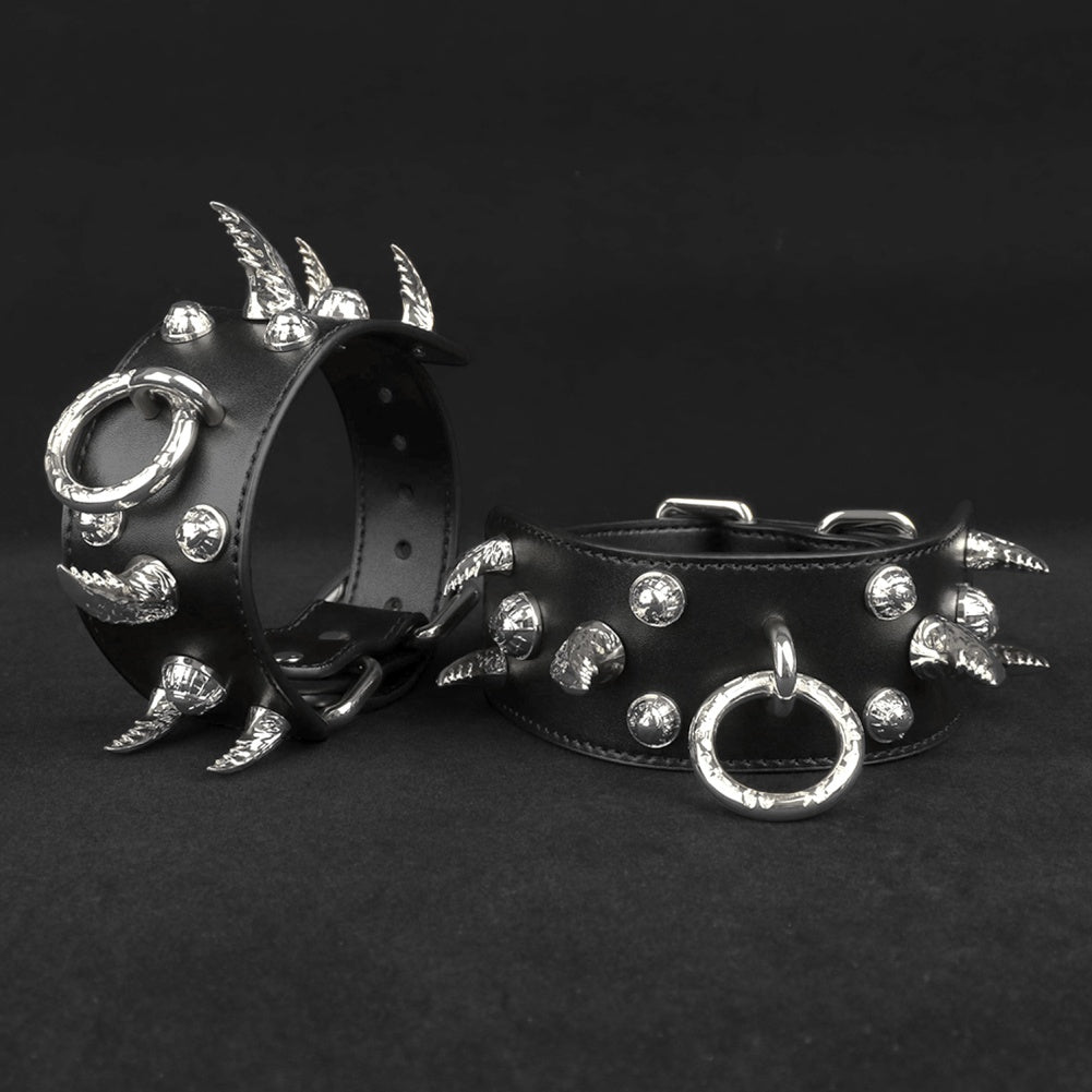 Menottes fantaisie en cuir à pointes - Contraintes extrêmes Bettie Bondage BDSM Toys